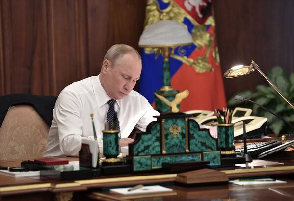 Избранный президент РФ Владимир Путин в рабочем кабинете перед церемонией инаугурации в Кремле