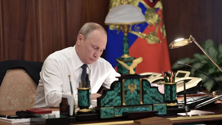 Избранный президент РФ Владимир Путин в рабочем кабинете перед церемонией инаугурации в Кремле