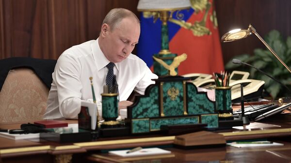 Президент Владимир Путин в рабочем кабинете. Архивное фото