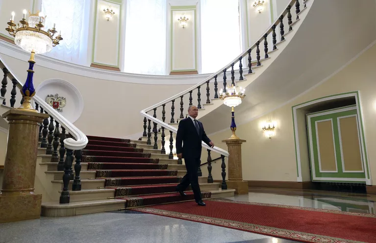 Избранный президент РФ Владимир Путин в Сенатском корпусе Московского Кремля перед церемонией инаугурации. 7 мая 2018 Избранный президент РФ Владимир Путин в Сенатском корпусе Московского Кремля перед церемонией инаугурации. 7 мая 2018
