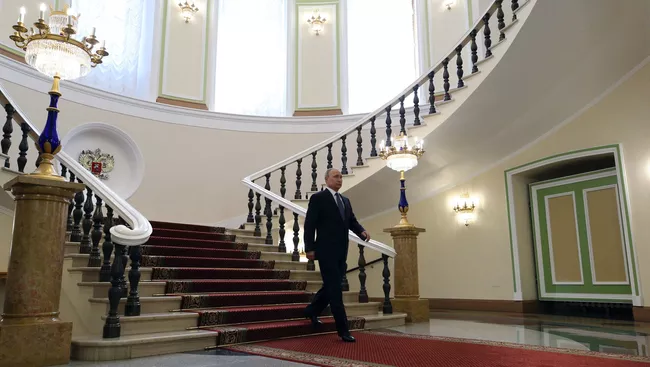 Избранный президент РФ Владимир Путин в Сенатском корпусе Московского Кремля перед церемонией инаугурации. 7 мая 2018
