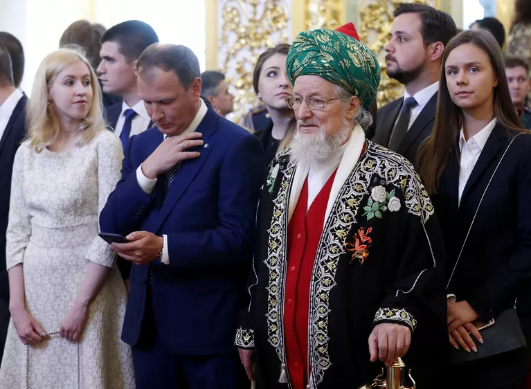 Председатель Центрального духовного управления мусульман России, Верховный муфтией Талгат Сафа Таджуддин перед началом церемонии инаугурации президента РФ Владимира Путина в Кремле. 7 мая 2018 Председатель Центрального духовного управления мусульман России, Верховный муфтией Талгат Сафа Таджуддин перед началом церемонии инаугурации президента РФ Владимира Путина в Кремле. 7 мая 2018