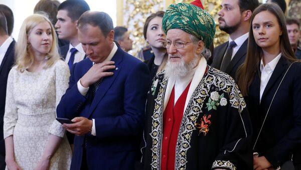 Председатель Центрального духовного управления мусульман России, Верховный муфтией Талгат Сафа Таджуддин перед началом церемонии инаугурации президента РФ Владимира Путина в Кремле. 7 мая 2018