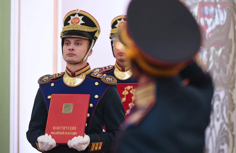 Солдаты Президентского полка вносят знак президента РФ и специальный экземпляр Конституции РФ на церемонии инаугурации президента РФ Владимира Путина в Кремле. 7 мая 2018 Солдаты Президентского полка вносят знак президента РФ и специальный экземпляр Конституции РФ на церемонии инаугурации президента РФ Владимира Путина в Кремле. 7 мая 2018