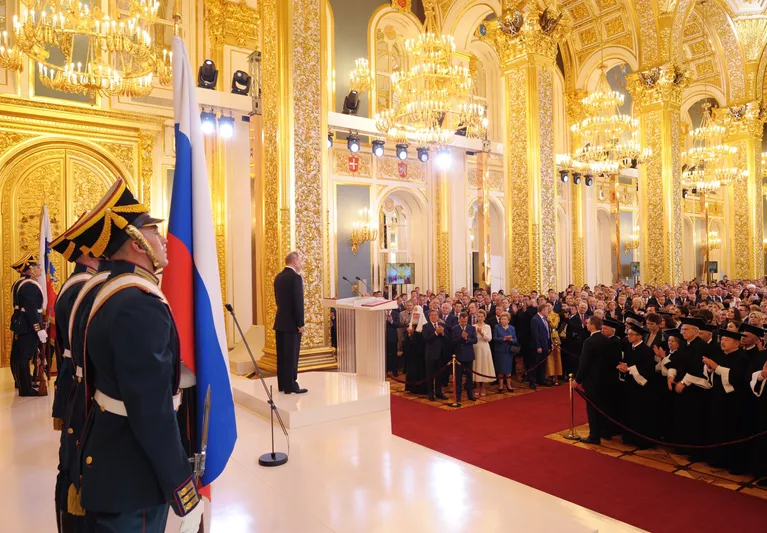Избранный президент РФ Владимир Путин во время церемонии инаугурации в Кремле. 7 мая 2018 Избранный президент РФ Владимир Путин во время церемонии инаугурации в Кремле. 7 мая 2018