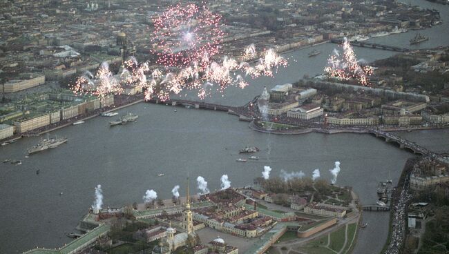 Праздничный салют над Санкт-Петербургом. Архивное фото