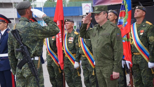 Глава ЛНР Леонид Пасечник награждает военнослужащих Народной милиции ЛНР. 7 мая 2018