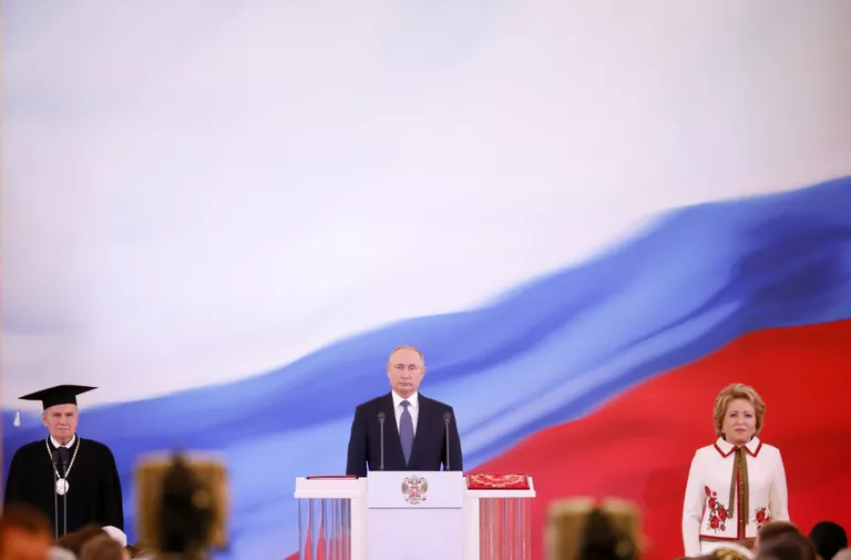 Избранный президент РФ Владимир Путин во время церемонии инаугурации в Кремле. Слева: председатель Конституционного суда РФ Валерий Зорькин. Справа: председатель Совета Федерации РФ Валентина Матвиенко Избранный президент РФ Владимир Путин во время церемонии инаугурации в Кремле. Слева: председатель Конституционного суда РФ Валерий Зорькин. Справа: председатель Совета Федерации РФ Валентина Матвиенко