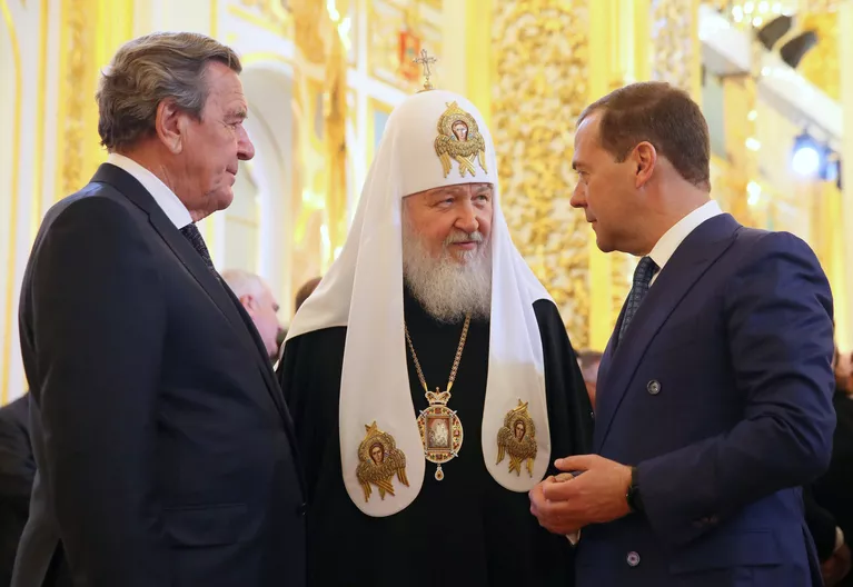 Председатель правительства РФ Дмитрий Медведев, патриарх Московский и всея Руси Кирилл и экс-канцлер Германии Герхард Шредер (справа налево) на церемонии инаугурации избранного президента РФ Владимира Путина. 7 мая 2018 Председатель правительства РФ Дмитрий Медведев, патриарх Московский и всея Руси Кирилл и экс-канцлер Германии Герхард Шредер (справа налево) на церемонии инаугурации избранного президента РФ Владимира Путина. 7 мая 2018
