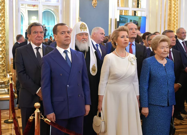 Экс-канцлер Германии Герхард Шредер, председатель правительства РФ Дмитрий Медведев, патриарх Московский и всея Руси Кирилл, Светлана Медведева, Жан-Клод Килли и Наина Ельцина на церемонии инаугурации избранного президента РФ Владимира Путина в Кремле Экс-канцлер Германии Герхард Шредер, председатель правительства РФ Дмитрий Медведев, патриарх Московский и всея Руси Кирилл, Светлана Медведева, Жан-Клод Килли и Наина Ельцина на церемонии инаугурации избранного президента РФ Владимира Путина в Кремле