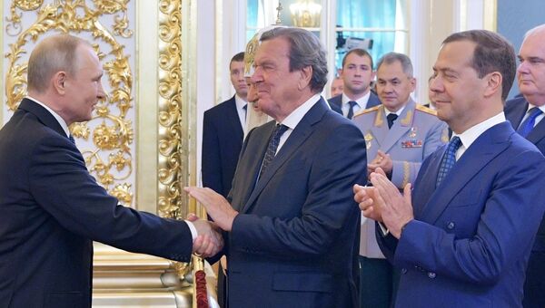 Избранный президент РФ Владимир Путин, председатель правительства РФ Дмитрий Медведев и экс-канцлер Германии Герхард Шредер во время церемонии инаугурации в Кремле. 7 мая 2018