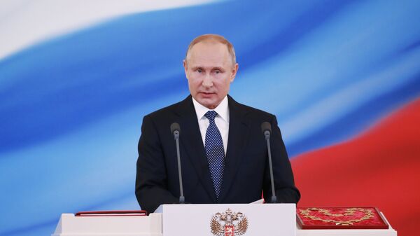 Избранный президент РФ Владимир Путин произносит текст присяги во время церемонии инаугурации в Кремле. 7 мая 2018 года