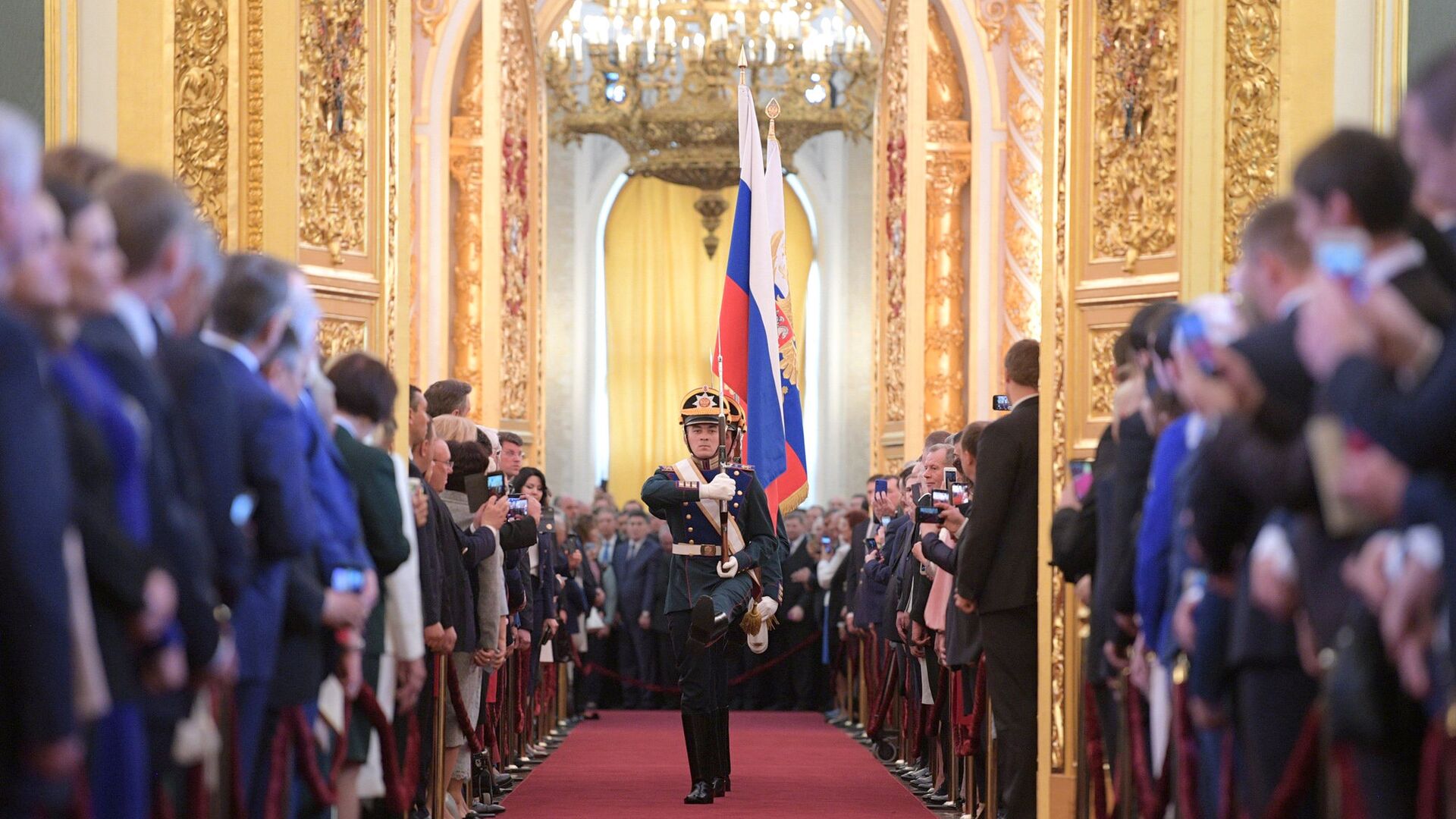 Солдаты Президентского полка вносят штандарт президента РФ и государственный флаг РФ на церемонии инаугурации президента РФ Владимира Путина в Кремле - РИА Новости, 1920, 07.05.2024