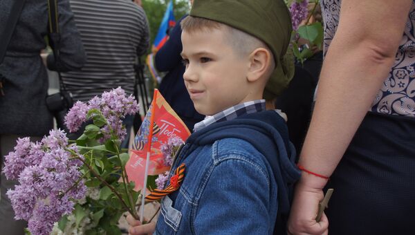 Жители Луганска возложили цветы к монументу погибшим в годы Великой Отечественной войны