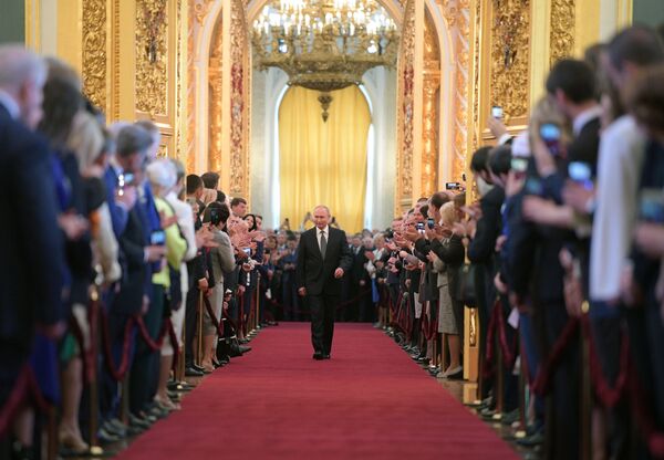 Избранный президент РФ Владимир Путин во время церемонии инаугурации в Кремле. 7 мая 2018 Избранный президент РФ Владимир Путин во время церемонии инаугурации в Кремле. 7 мая 2018