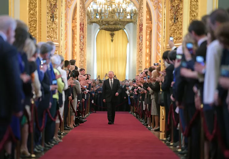 Избранный президент РФ Владимир Путин во время церемонии инаугурации в Кремле. 7 мая 2018 Избранный президент РФ Владимир Путин во время церемонии инаугурации в Кремле. 7 мая 2018