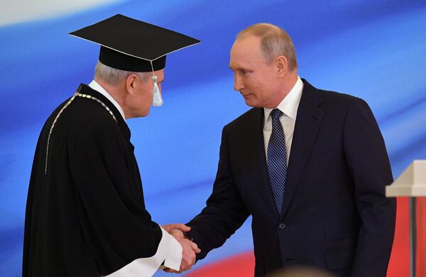 Избранный президент РФ Владимир Путин и председатель Конституционного суда РФ Валерий Зорькин (слева) во время церемонии инаугурации в Кремле
