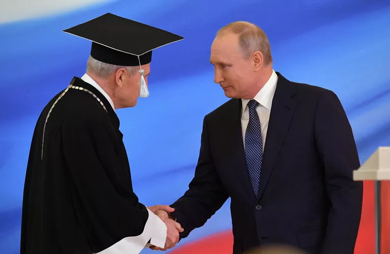 Избранный президент РФ Владимир Путин и председатель Конституционного суда РФ Валерий Зорькин (слева) во время церемонии инаугурации в Кремле Избранный президент РФ Владимир Путин и председатель Конституционного суда РФ Валерий Зорькин (слева) во время церемонии инаугурации в Кремле
