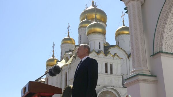 Избранный президент РФ Владимир Путин принимает парад Президентского полка на Соборной площади Московского Кремля