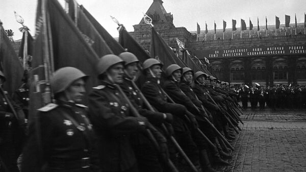 Знаменосцы полка одного из фронтов на Параде Победы на Красной площади 24 июня 1945 года. Архивное фото