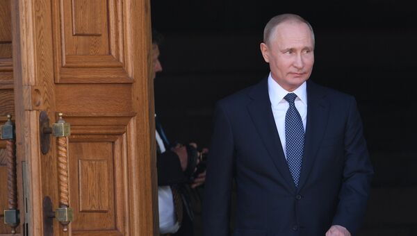 Президент РФ Владимир Путин выходит из Благовещенского собора после благодарственного молебна по случаю инаугурации. 7 мая 2018