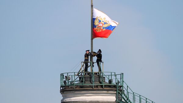 Штандарт президента РФ над куполом Сенатского дворца Московского Кремля. Архивное фото