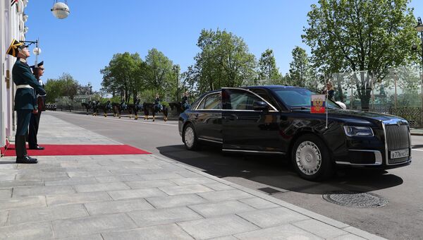 Автомобиль Aurus, на котором избранный президент России Владимир Путин прибыл на церемонию инаугурации в Большой Кремлевский дворец