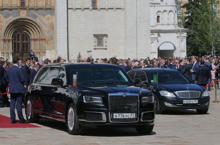 Автомобиль Aurus кортежа президента РФ на Соборной площади Московского Кремля