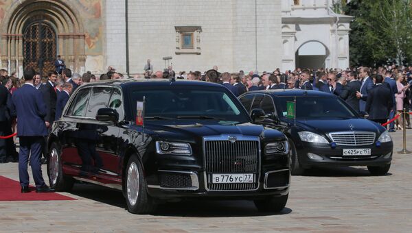 Автомобиль Aurus кортежа президента РФ на Соборной площади Московского Кремля