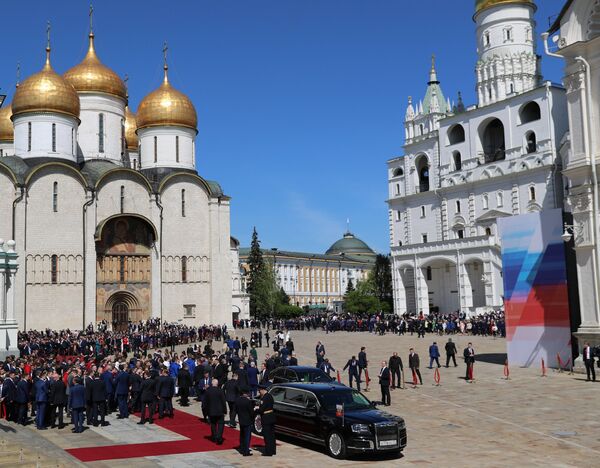 Автомобиль Aurus кортежа президента РФ на Соборной площади Московского Кремля