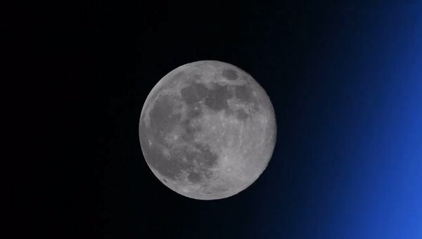 Российский космонавт поймал в кадр исчезающую Луну