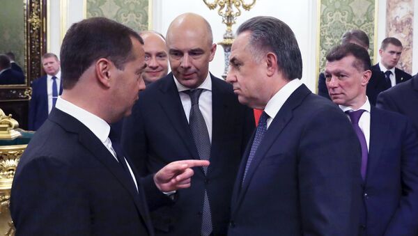Председатель правительства Дмитрий Медведев с членами правительства перед началом встречи с президентом Владимиром Путиным в БКД.