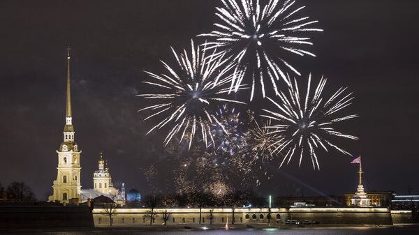 Праздничный салют над Петропавловской крепостью в Санкт-Петербурге. Архивное фото.