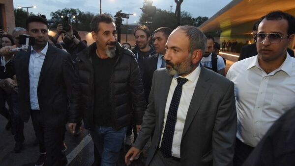 Кандидат в премьер-министры Армении, лидер оппозиции Никол Пашинян и рок-музыкант Серж Танкян  в Ереване