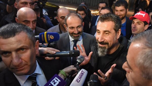 Рок-музыкант Серж Танкян отвечает на вопросы журналистов у аэропорта Звартноц в Ереване