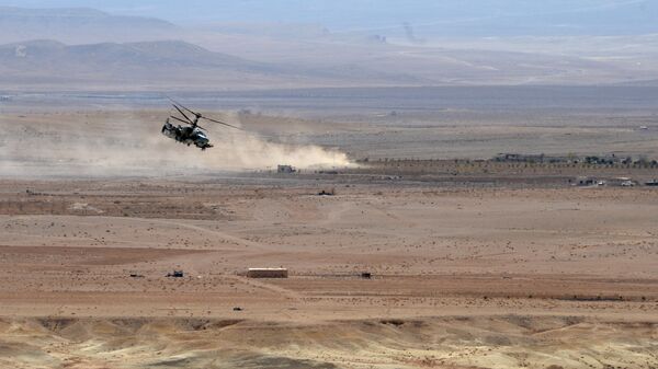 Вертолет Ка-52 Аллигатор во время боевой операции в окрестностях освобожденного от боевиков города Эль-Карьятейн