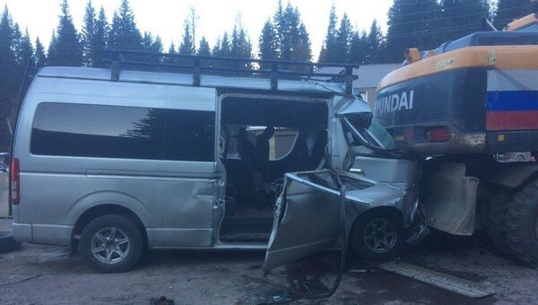 Столкновение микроавтобуса с экскаватором в Красноярском крае. 8 мая 2018