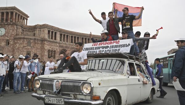Сторонники лидера оппозиции в Армении Никола Пашиняна на митинге на площади Республики в Ереване. 8 мая 2018