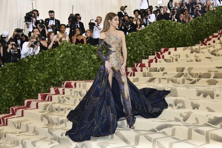 Супермодель Джиджи Хадид на балу Института костюма Met Gala в Нью-Йорке