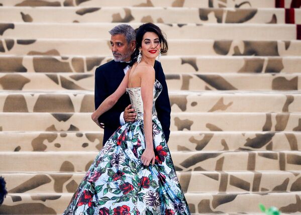 Джордж Клуни с супругой Амаль на балу Института костюма Met Gala в Нью-Йорке