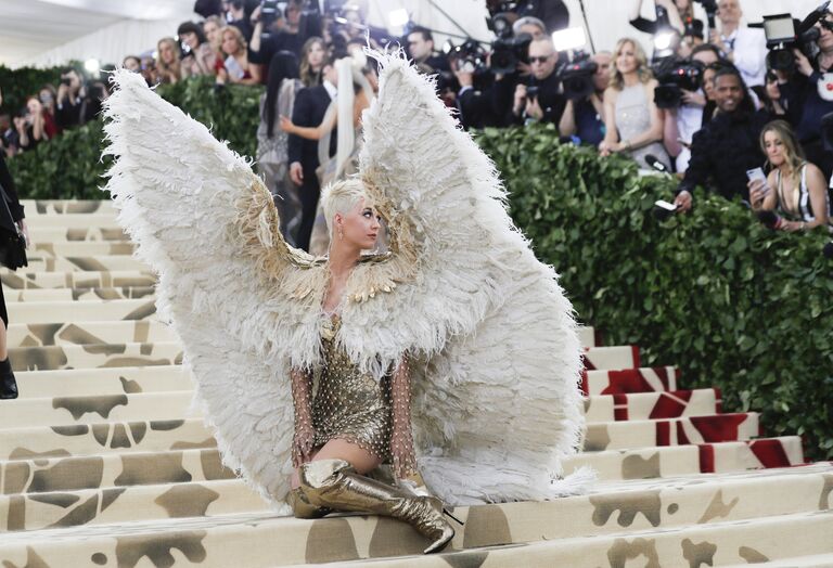 Певица Кэти Перри на балу Института костюма Met Gala в Нью-Йорке