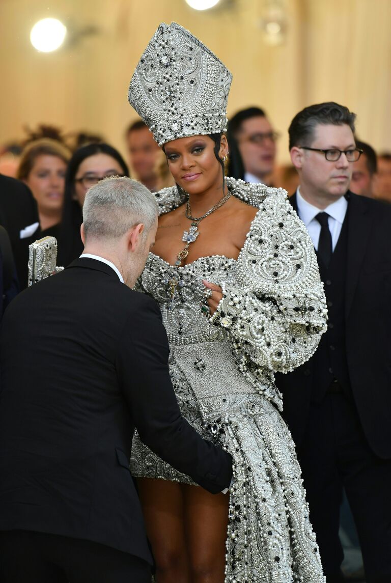 Певица Рианна на балу Института костюма Met Gala в Нью-Йорке