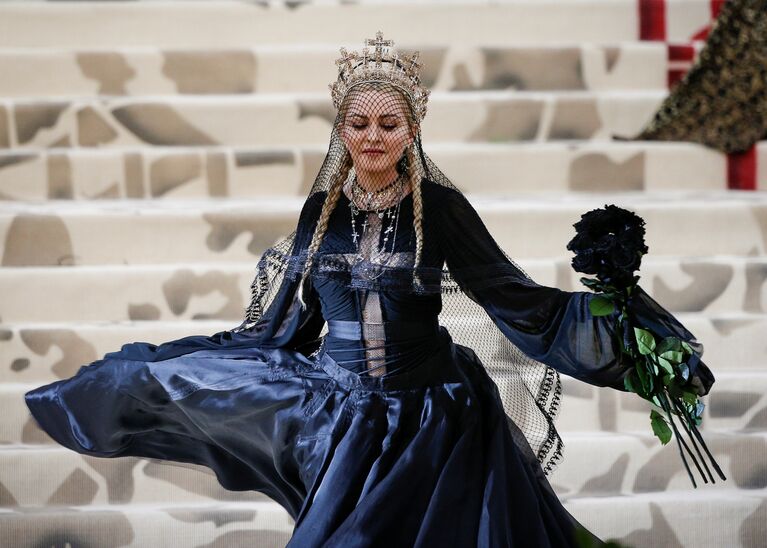 Певица Мадонна на балу Института костюма Met Gala в Нью-Йорке