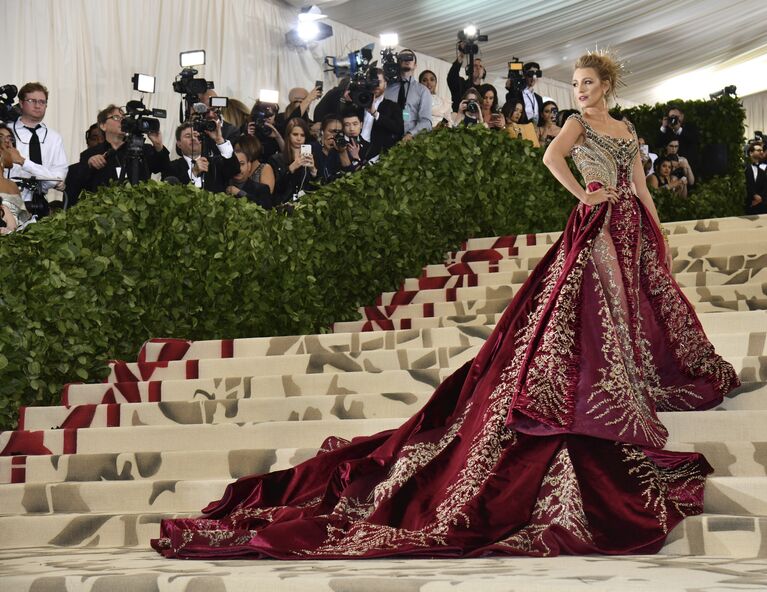 Актриса и фотомодель Блейк Лайвли на балу Института костюма Met Gala в Нью-Йорке