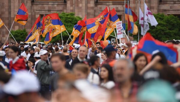 Сторонники оппозиции ожидают итогов специального заседания парламента Армении. 8 мая 2018