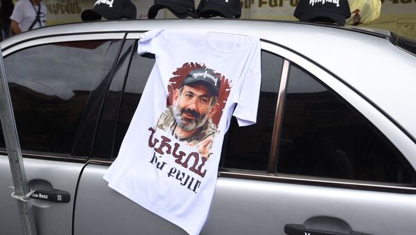 Автомобиль с футболкой с портретом Никола Пашиняна в Ереване. 8 мая 2018
