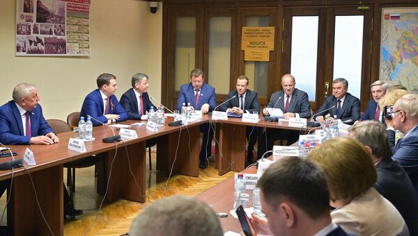 Кандидат на пост премьер-министра РФ Дмитрий Медведев встретился с депутатами фракции КПРФ в Госдуме РФ. 8 мая 2018