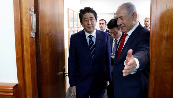 Премьер-министр Японии Синдзо Абэ и премьер-министр Израиля Биньямин Нетаньяху во время встречи в Иерусалиме. 2 мая 2018