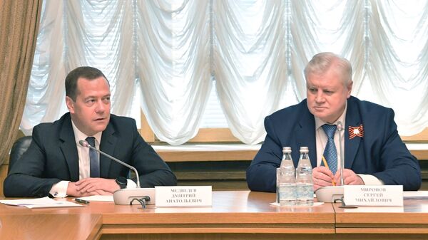 Исполняющий обязанности председателя правительства РФ Дмитрий Медведев и председатель партии Справедливая Россия Сергей Миронов во время встречи. 8 мая 2018