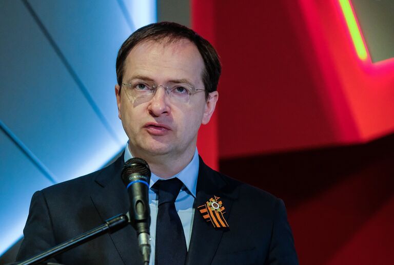 Исполняющий обязанности министра культуры Российской Федерации Владимир Мединский выступает на открытии зала исторической правды в Музее Победы в Москве. 8 мая 2018 Исполняющий обязанности министра культуры Российской Федерации Владимир Мединский выступает на открытии зала исторической правды в Музее Победы в Москве. 8 мая 2018